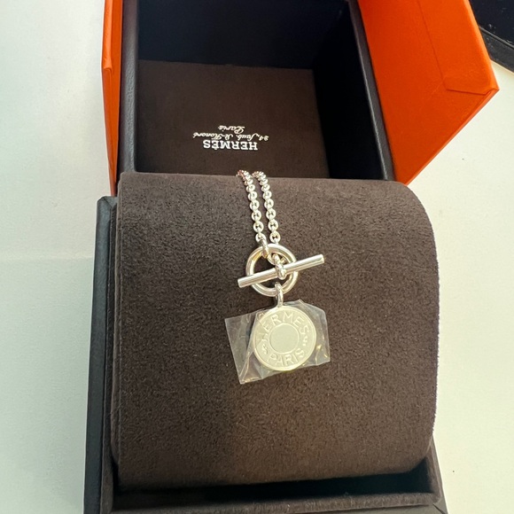 BRAND NEW Hermès Amulettes Hermès Ex-Libris pendant - Picture 1 of 5